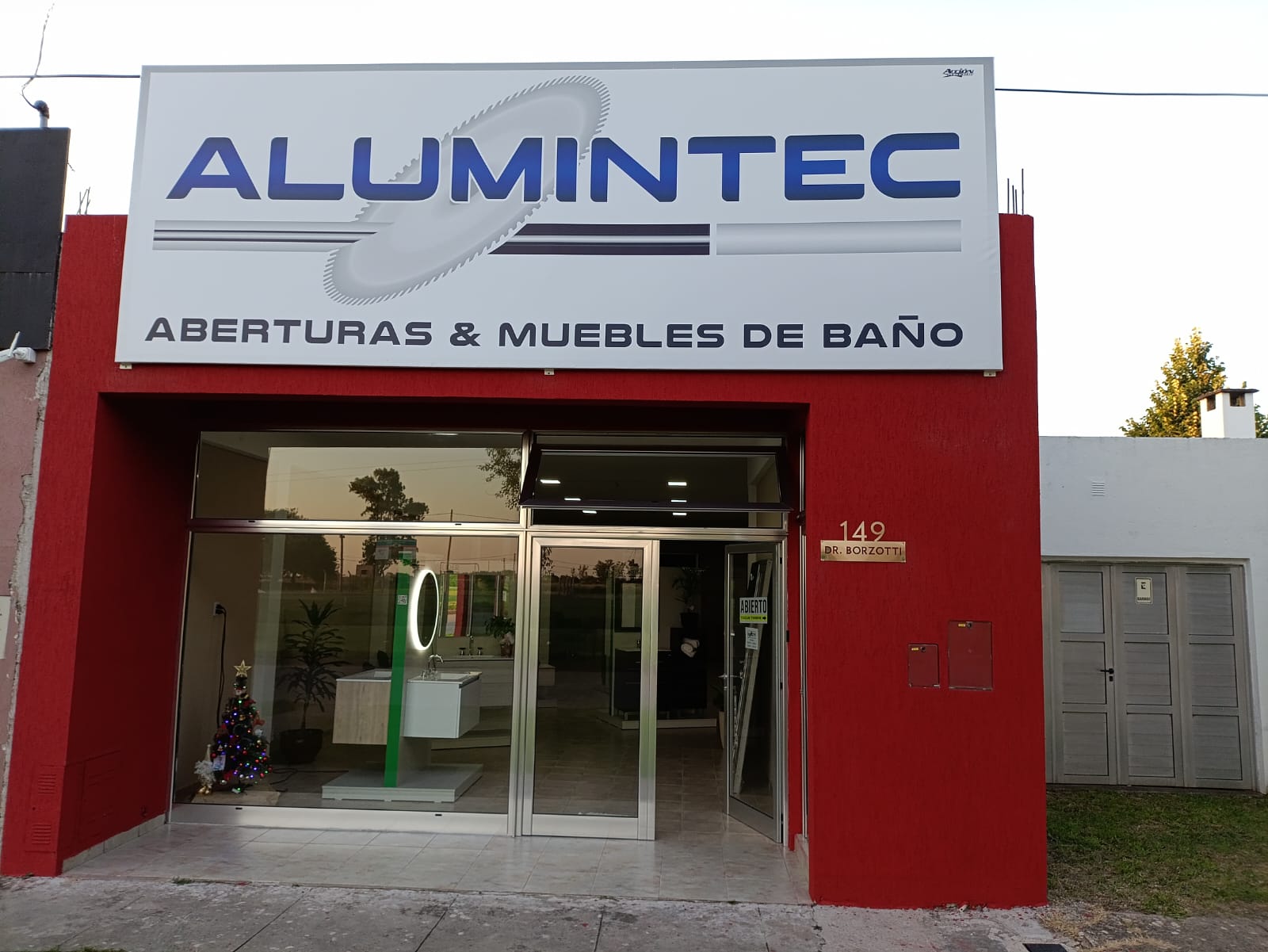 Local y showroom de Alumintec en Cerrito