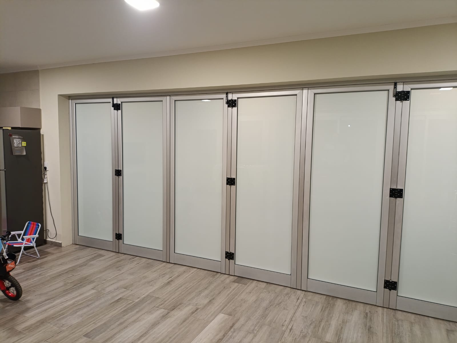 Puertas plegables de aluminio con vidrio esmerilado
